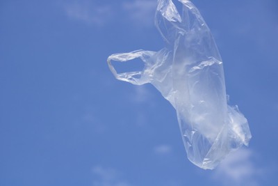 風で飛ぶ透明のビニール袋