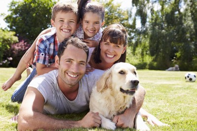 笑顔の家族と犬