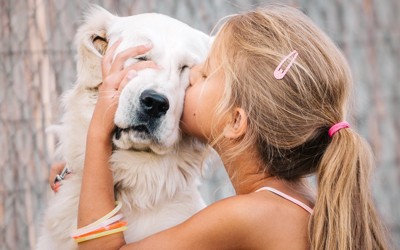 犬にキスする少女
