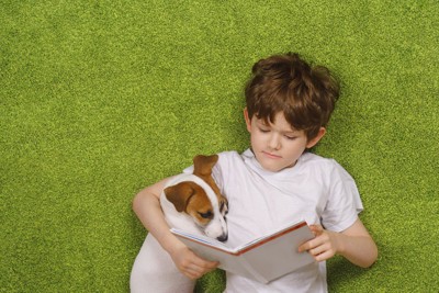 本を読む男の子と犬