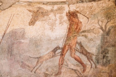 壁画の中の犬と男性