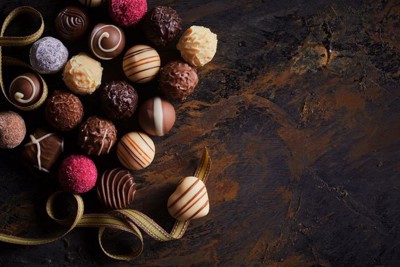 並べられている色々な種類のチョコレート