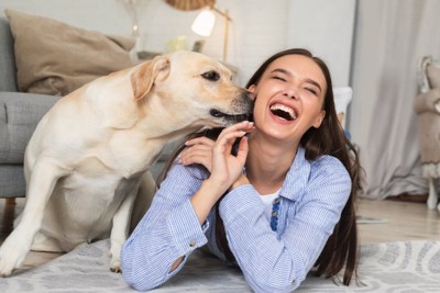 犬と笑顔の女性
