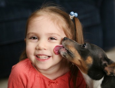 少女の顔を舐める犬