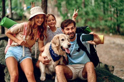 旅行先で家族と自撮りする犬