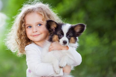 犬を抱きしめる少女
