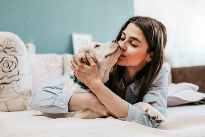 キスする女性と犬