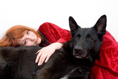 女性と黒い犬