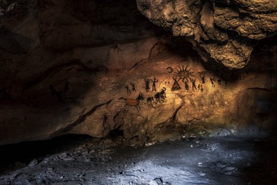 洞窟の中の壁画