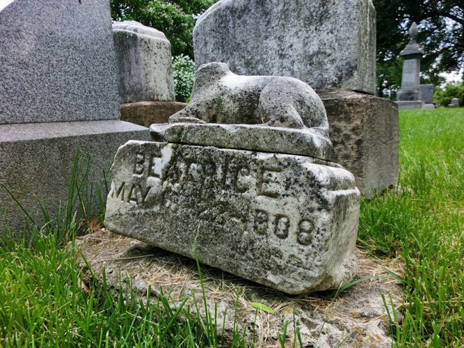 犬の墓石