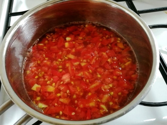 鍋の中の寒天液とトマト