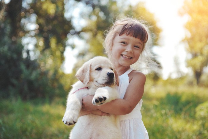 犬を抱っこする少女