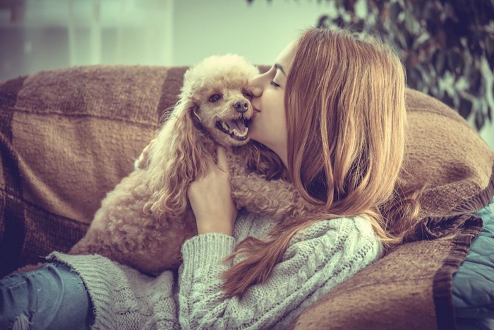 犬にキスしている女性