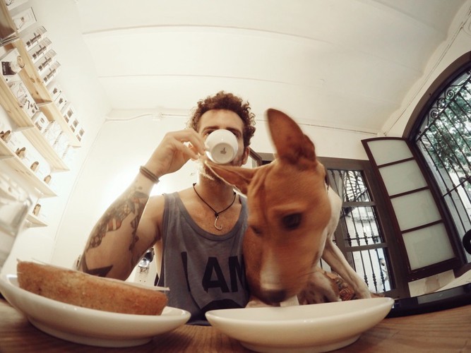 犬と一緒に食事する男性