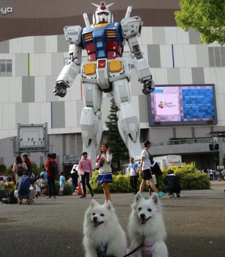 ガンダム像と犬