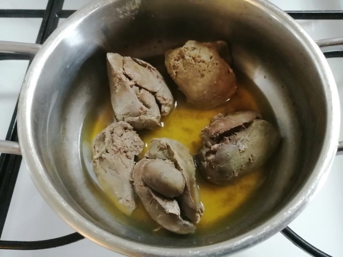 鍋の中の鶏レバー