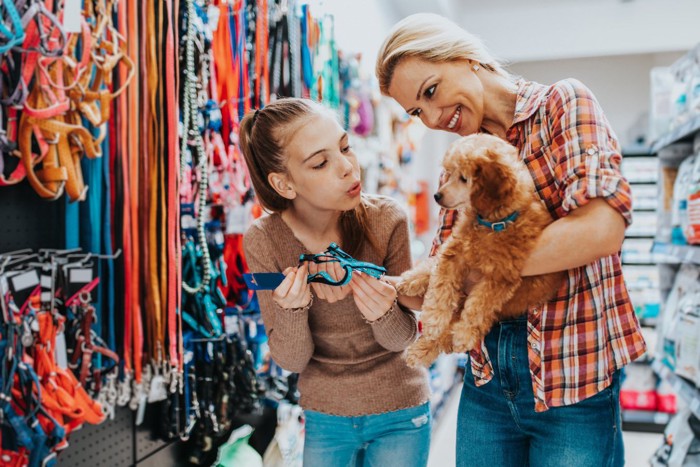買い物中の親子と犬
