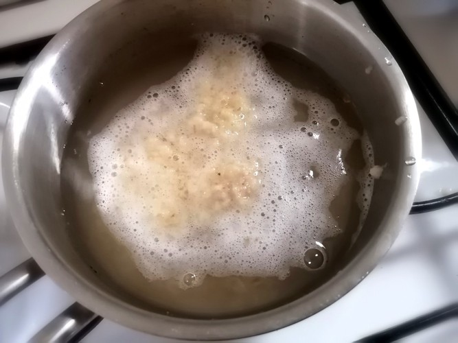 鍋に水とじゃが芋をいれた写真