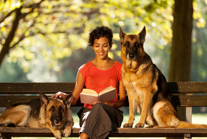 犬に本を読む女性