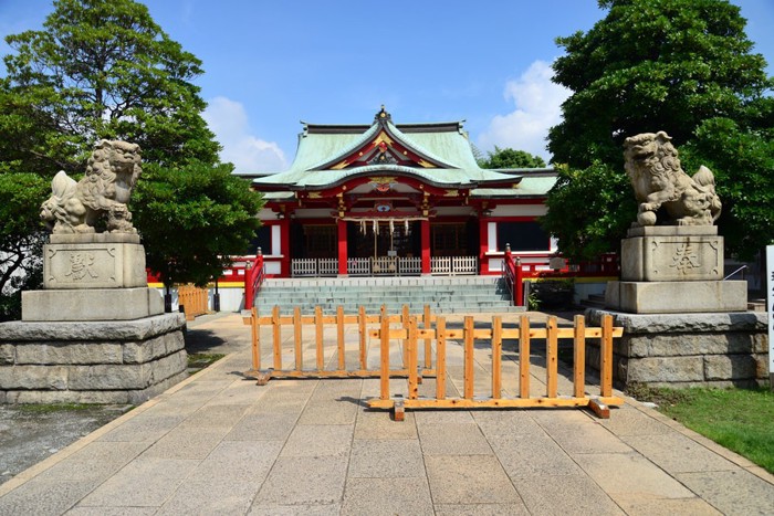 潮田神社本殿と狛犬 