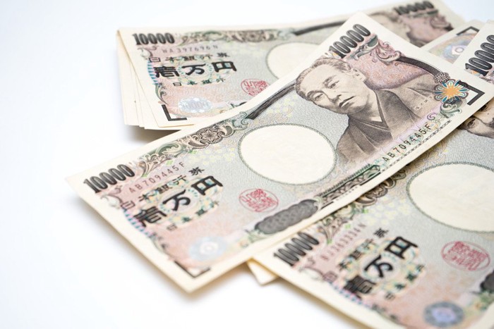 数枚の一万円札
