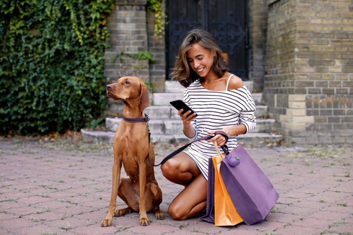 買い物をしている女性と犬