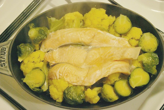 蒸した鮭と野菜の写真