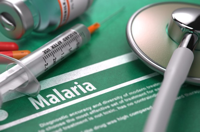 マラリアの文字と医療器具