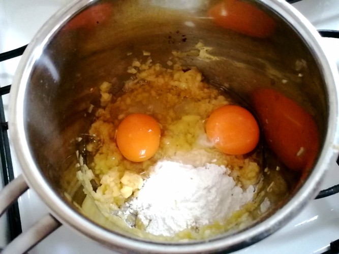 鍋に卵と米麹を入れたところ