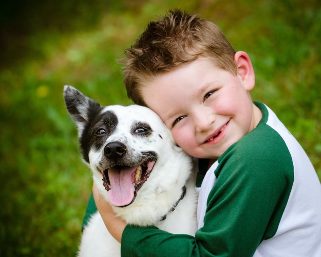 笑顔で犬を抱きしめる男の子