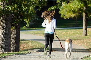 #犬と女性がジョギングしている写真#
