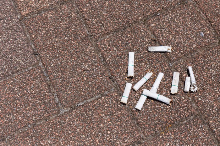地面に捨てられたタバコ