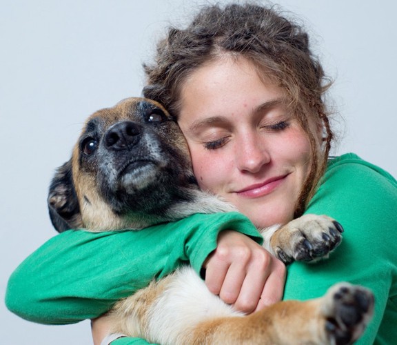 犬を抱き締める女性