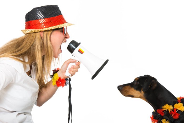 犬に拡声器で話す女性