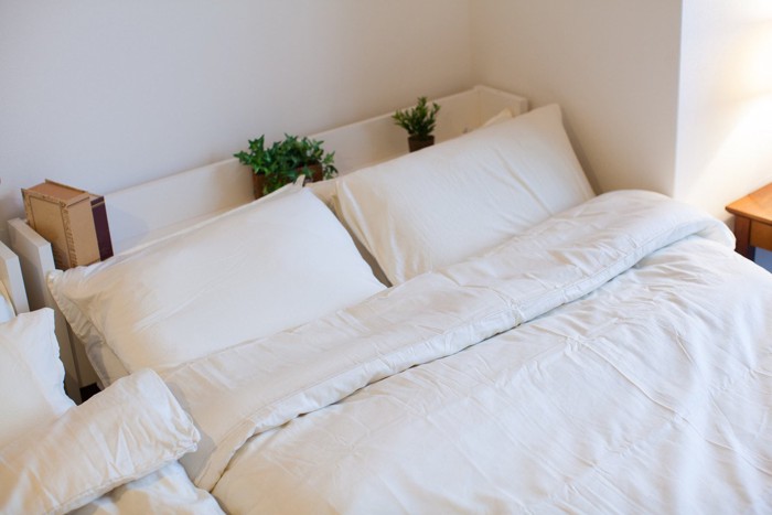 白い布団のベッド