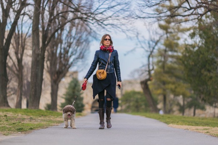 愛犬と散歩している女性