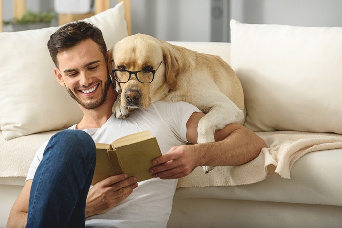 本を読む男性と眼鏡犬