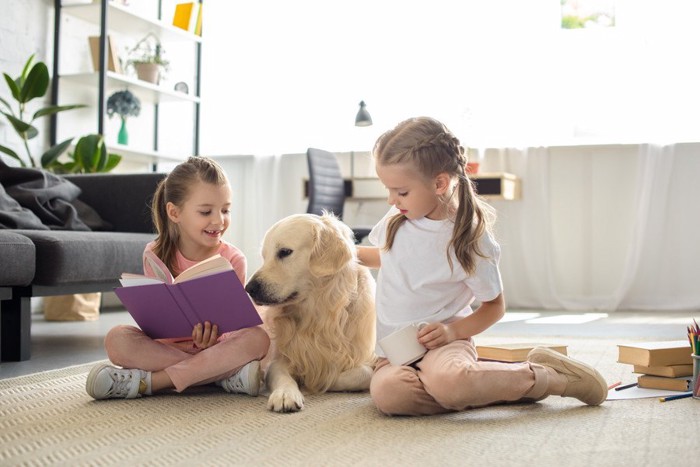 読書する女の子と犬