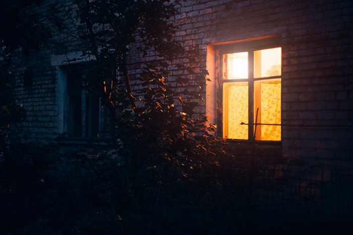 明かりがついた家の窓