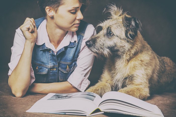 女性と犬と本