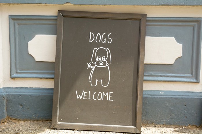 DOG WELCOMEと書かれた看板
