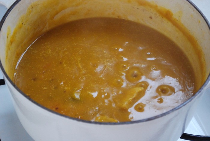 かぼちゃをつぶしてクリーミーになった鍋のスープ