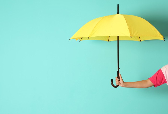 水色背景と黄色い傘