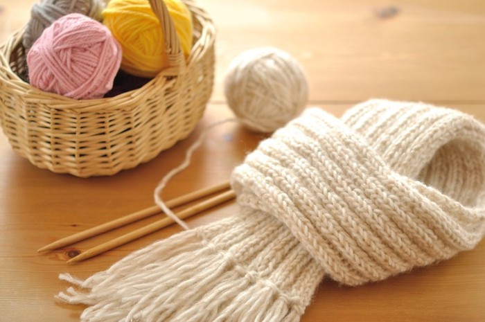手編みのマフラーと毛糸玉