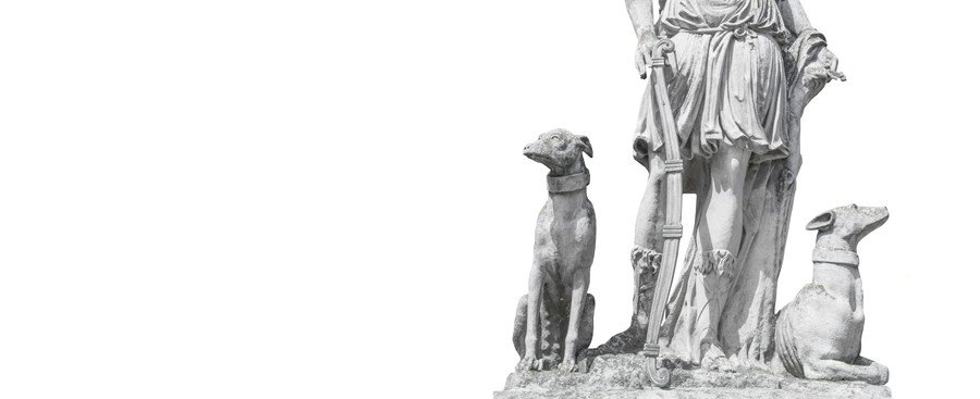 彫像に寄り添う犬の彫刻