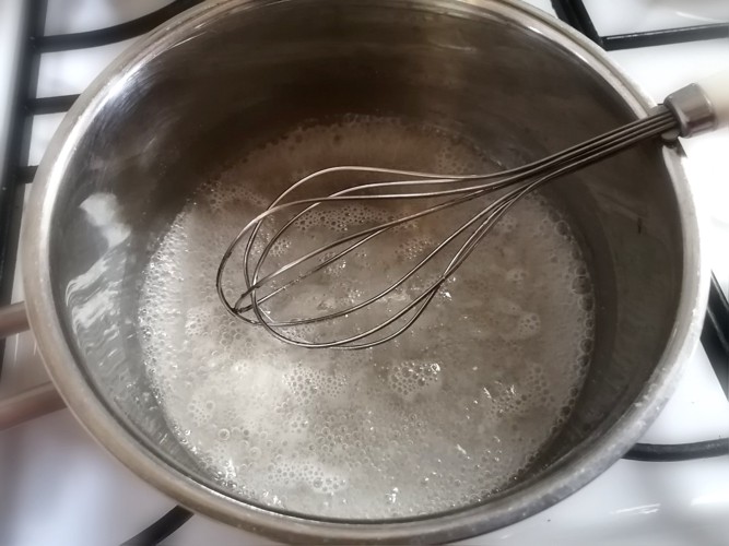 寒天を煮溶かしている鍋