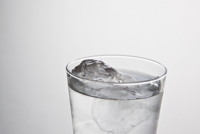 グラスに入った氷水
