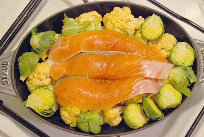 生鮭と野菜を入れた鍋の写真