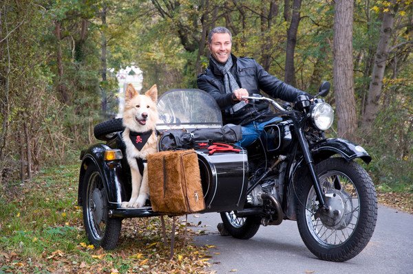 犬と人間が一緒にバイクに乗ってる