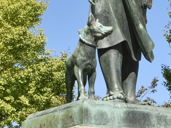 西郷隆盛の愛犬の銅像